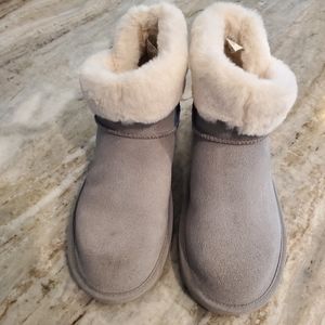 Kookaburra by UGG women's short, grey boots.